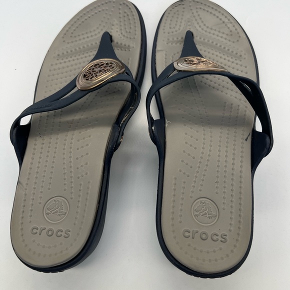CROCS Women’s  Thong Sandal with Gold Medallion - Picture 4 of 7